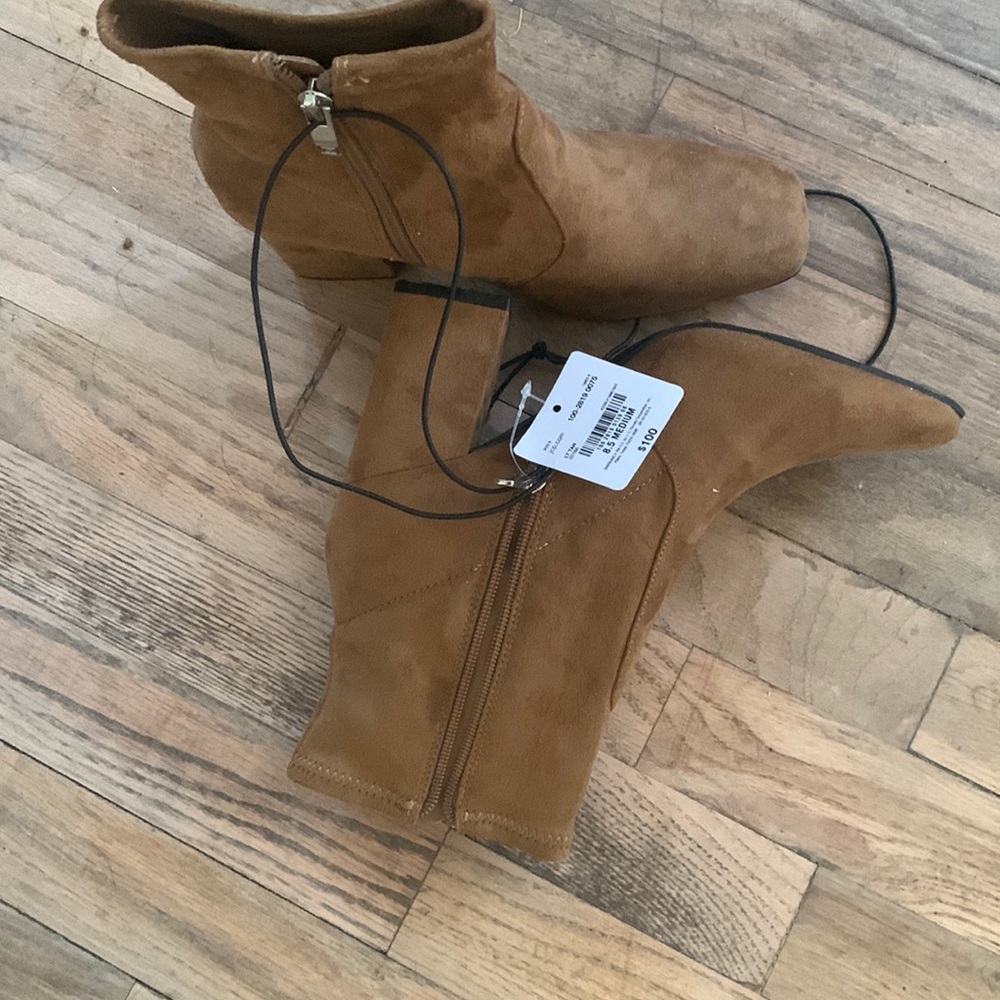 NWT Liz Claiborne Karder LT Tan boots - memory foam